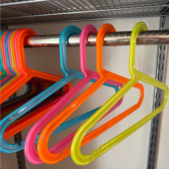 30 KIDS CLOTHES HANGERS cute and durable - Picture 2 of 2